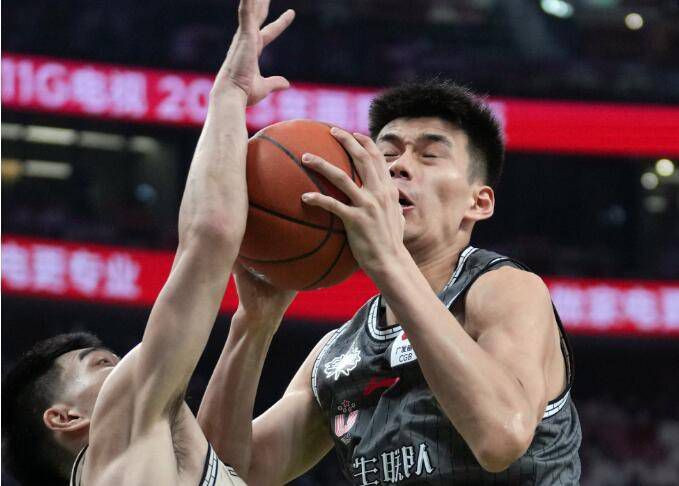 东方动作狂暴袭来 古天乐刘青云并肩作战拯救地球终极海报中，泰来、郑重生、臭鼬装备重型武器共同踏上救世之路，三人身后的巨型机甲刑天压迫感十足，似乎随时要进行火力攻击，一场猛烈的末日救赎之战即将拉开帷幕
